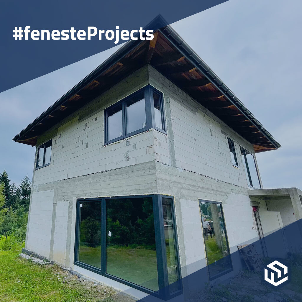 Ein modernes Einfamilienhaus außerhalb der Stadt      